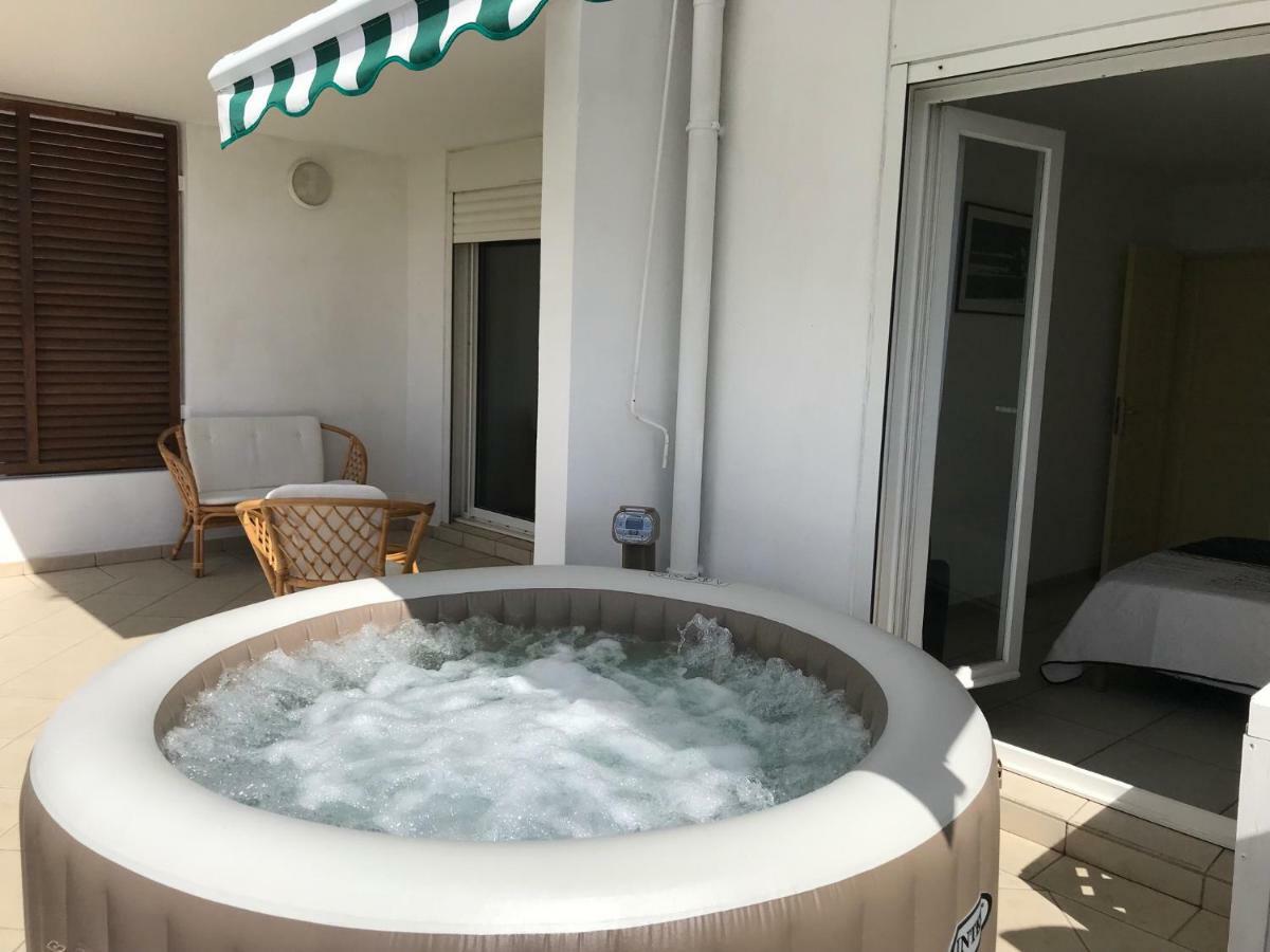 Meuble Homard Avec Jacuzzi Et Vue Mer Saint-Gilles-les Bains Kültér fotó