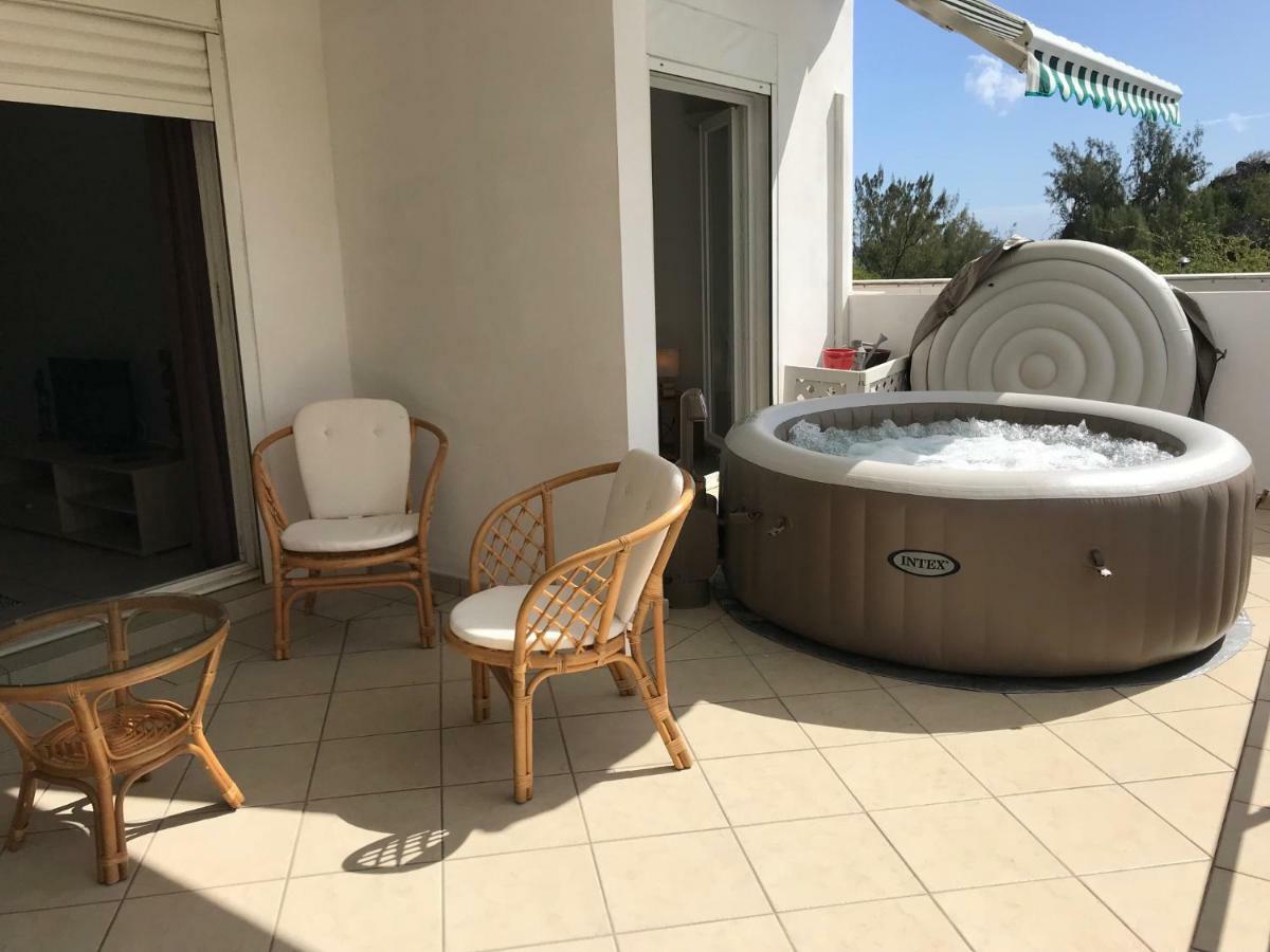 Meuble Homard Avec Jacuzzi Et Vue Mer Saint-Gilles-les Bains Kültér fotó